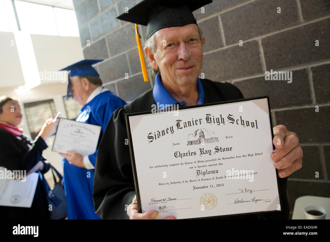 Spatenstich für US-Militär Kriegsveteranen ehrenamtliche Abitur erhalten, wie sie nie in der Lage waren, High-School-Abschluss Stockfoto