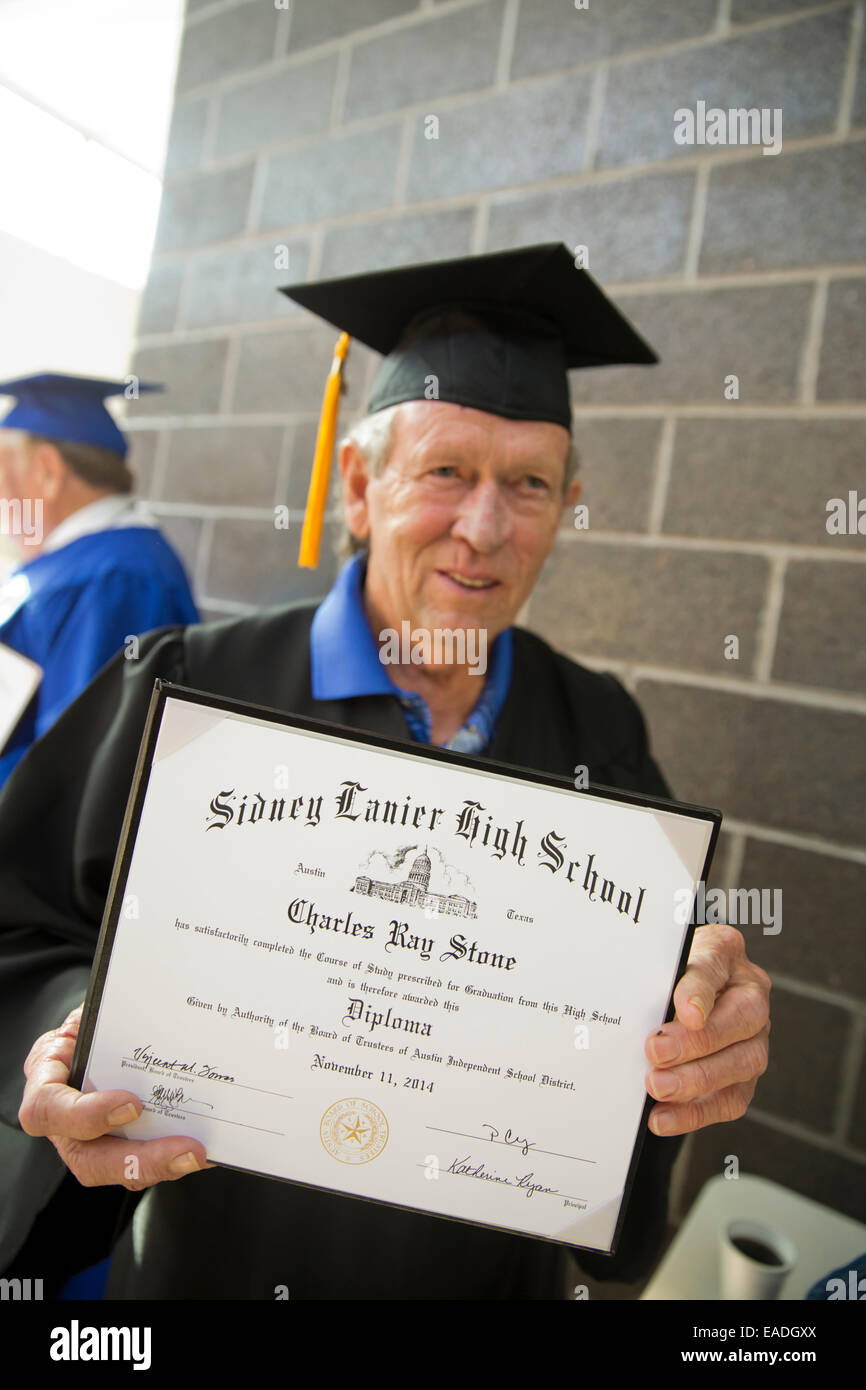 Spatenstich für US-Militär Kriegsveteranen ehrenamtliche Abitur erhalten, wie sie nie in der Lage waren, High-School-Abschluss Stockfoto