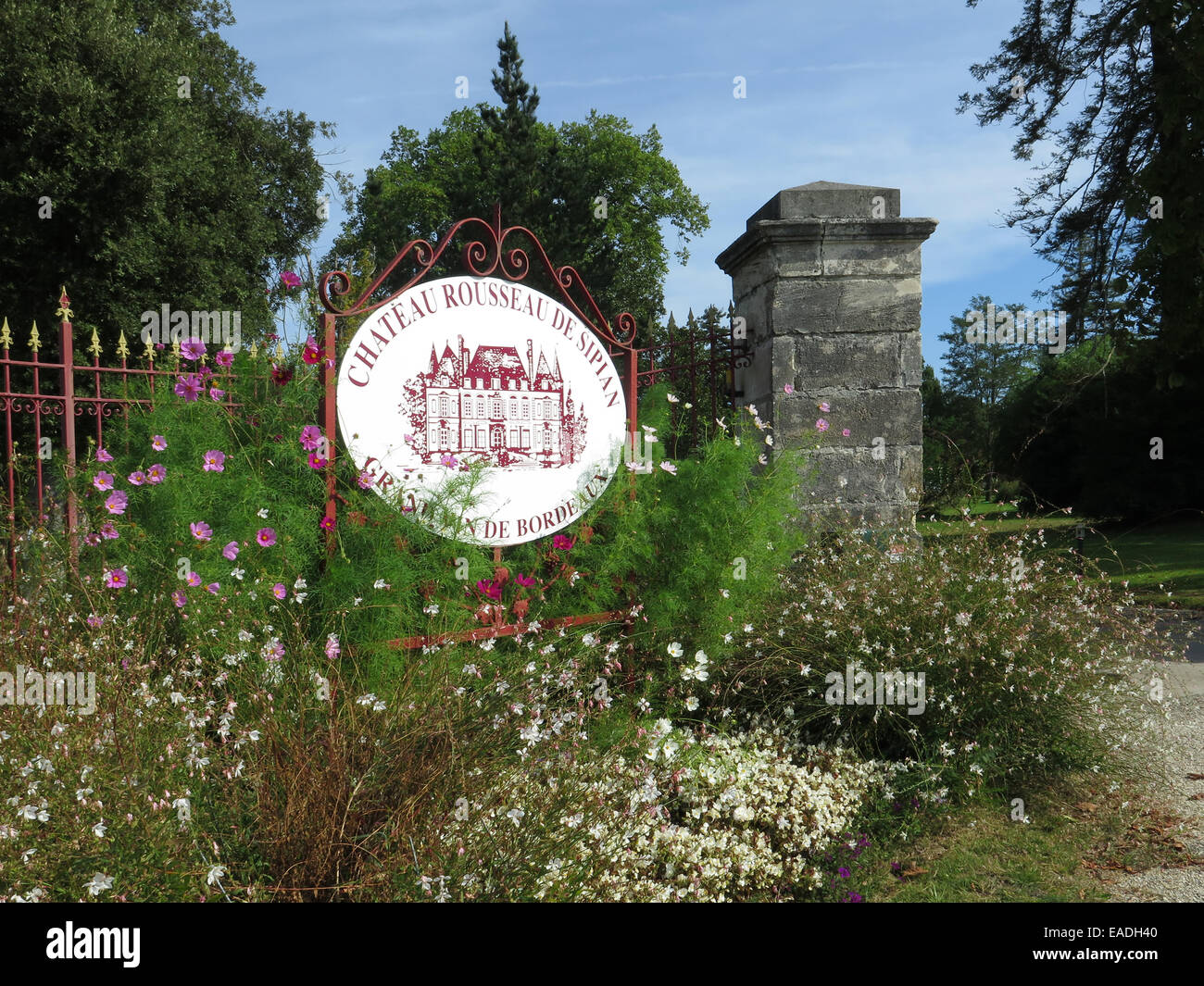 Eingangstor auf Schloss Rousseau de Sipian am Valeyrac in der Region Bordeaux, Frankreich Stockfoto