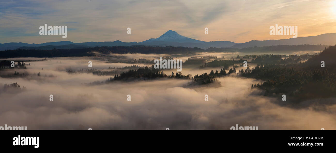 Sonnenaufgang über dem Mount Hood und nebligen Sandy River in Oregon Panorama Stockfoto