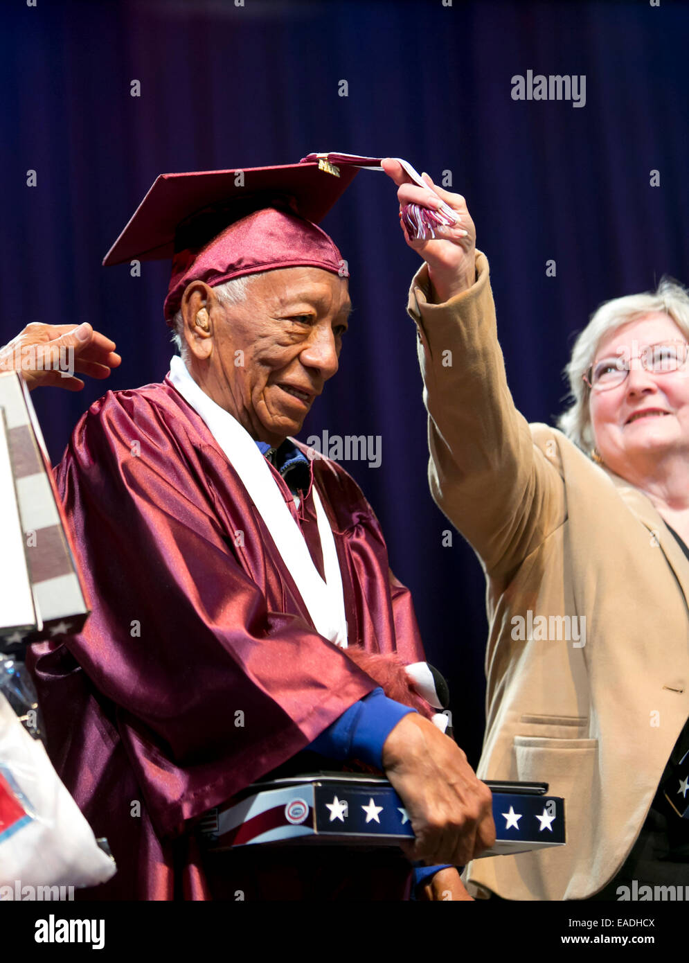 Spatenstich für US-Militär Kriegsveteranen ehrenamtliche Abitur erhalten, wie sie nie in der Lage waren, High-School-Abschluss Stockfoto