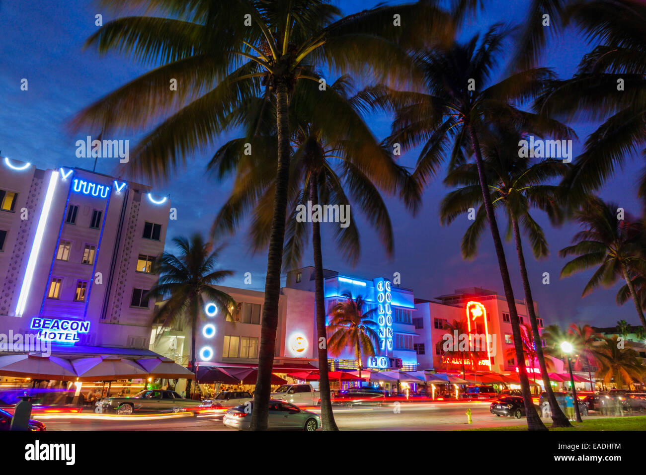 Miami Beach Florida, Ocean Drive, Dämmerung, Abend, Nacht, Palmen, Leuchtfeuer, Kolonie, Hotel, Gebäude, Neon, Verkehr, FL140930013 Stockfoto