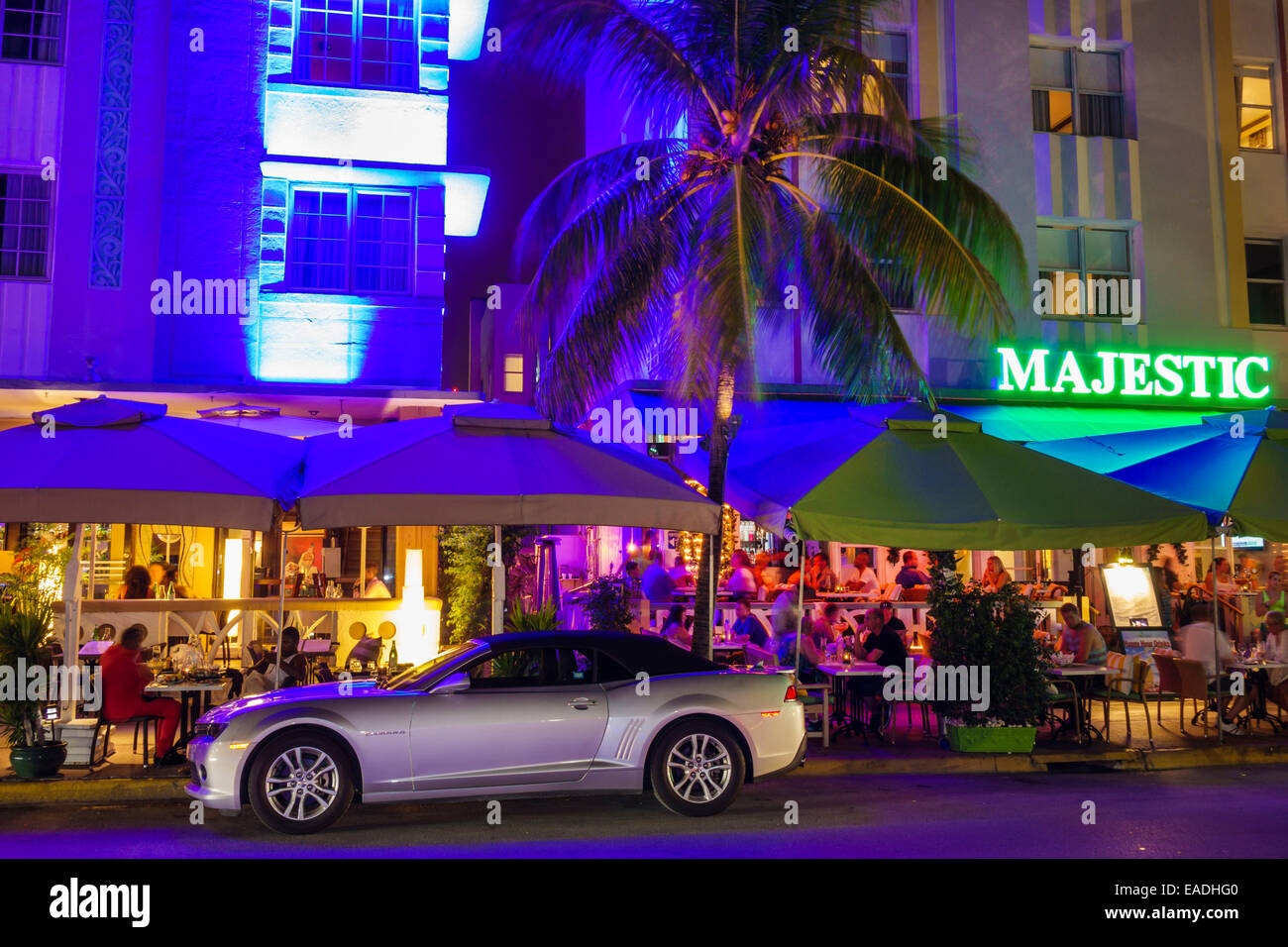 Miami Beach, Florida, Ocean Drive, Dämmerung, Abend, Abend, Palmen, Leuchtfeuer, majestätisch, Hotel, Gebäude, Restaurant Restaurants Essen Essen Essen Café Cafés, al Stockfoto