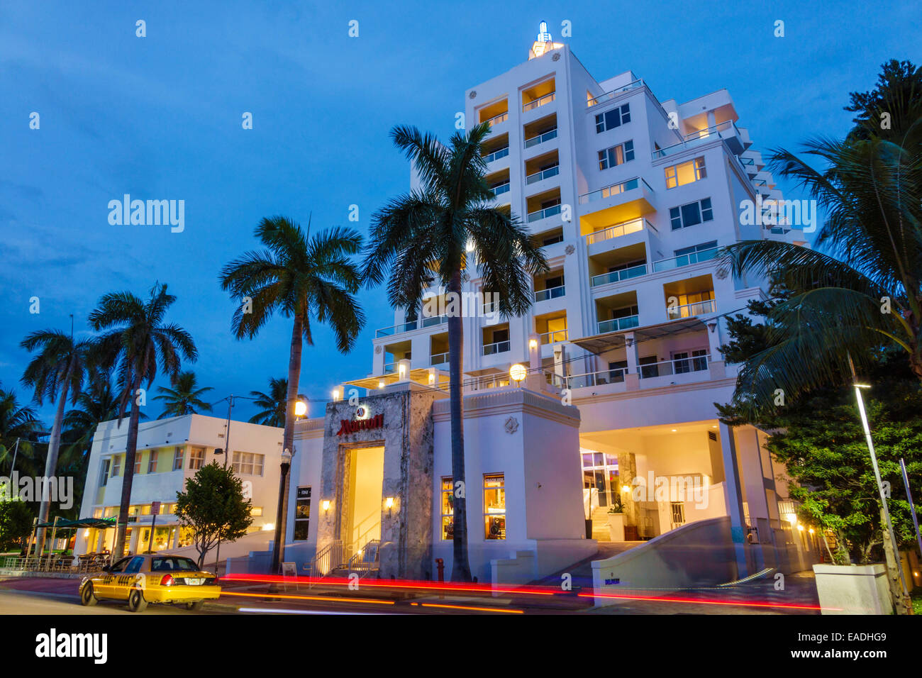 Miami Beach, Florida, Art déco, Ocean Drive, Gebäude, Marriott South Beach, Hotel, Nachtabend, Vorderseite, Eingang, FL140930037 Stockfoto