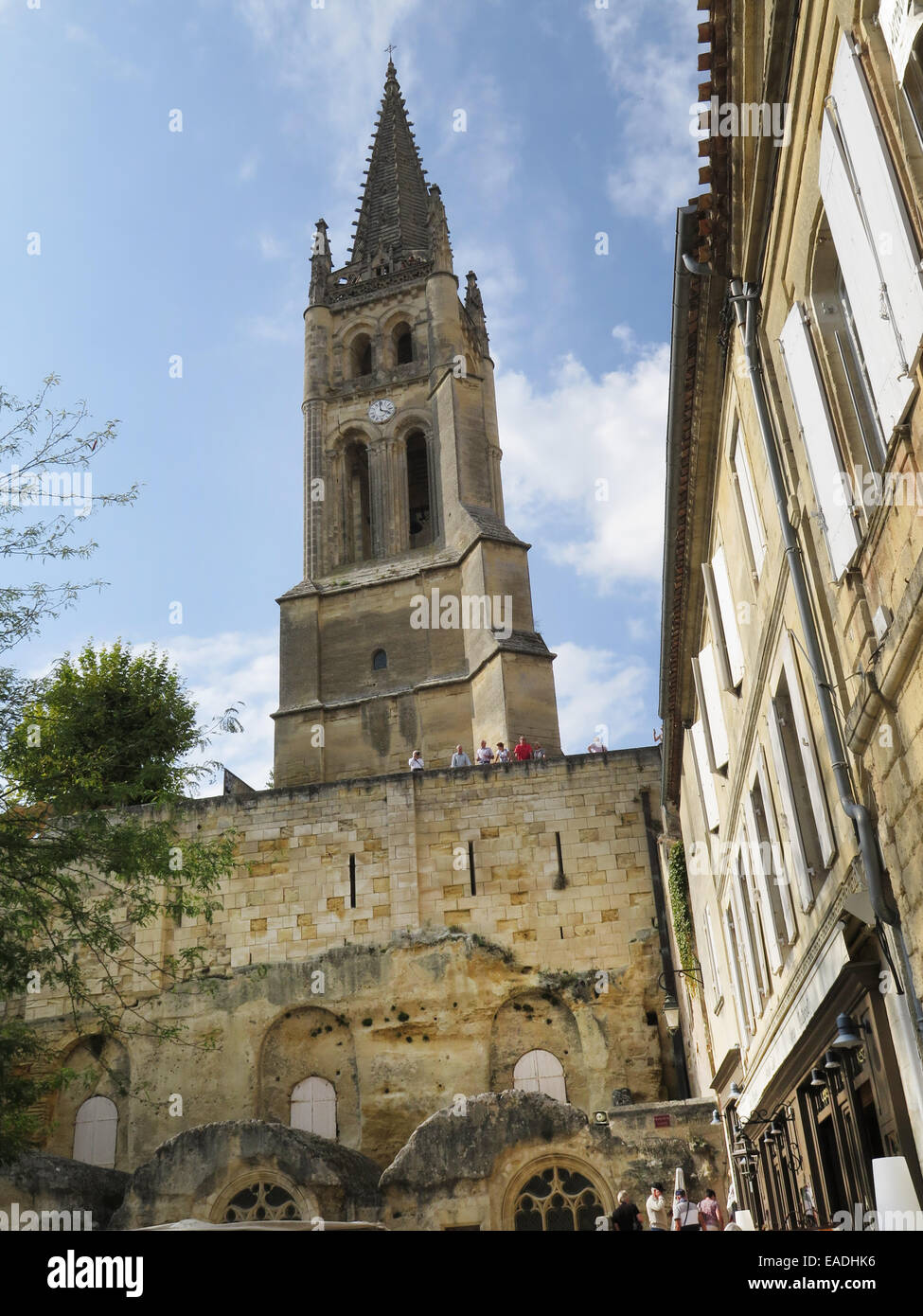 Monolithische Kirche und Glockenturm in St. Emilion, Bordeaux, Frankreich Stockfoto