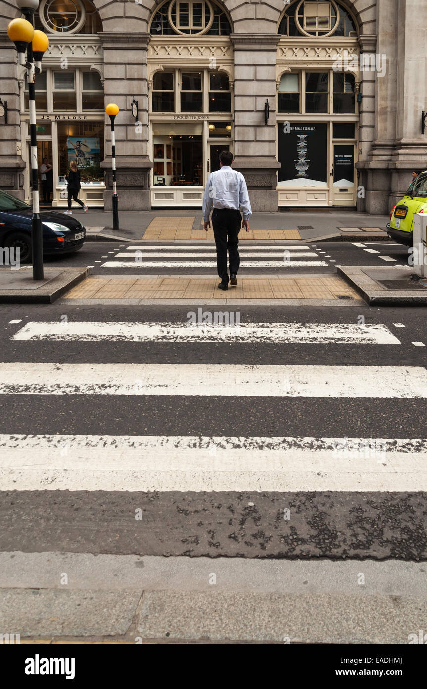 Man Überqueren einer Straße auf einen Fußgängerüberweg Stockfoto