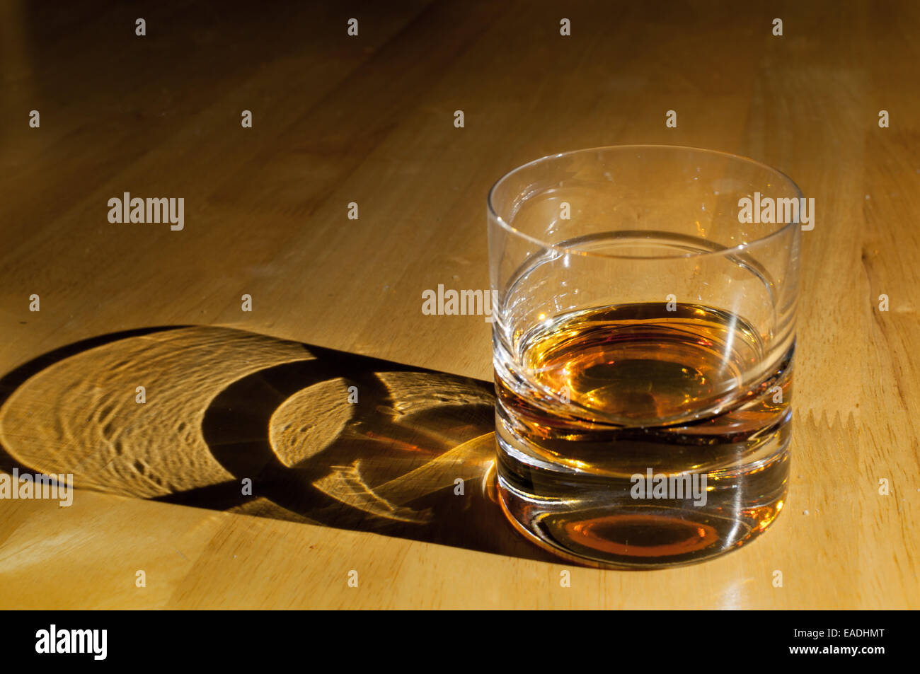 Glas Whiskey auf einem Tisch Stockfoto