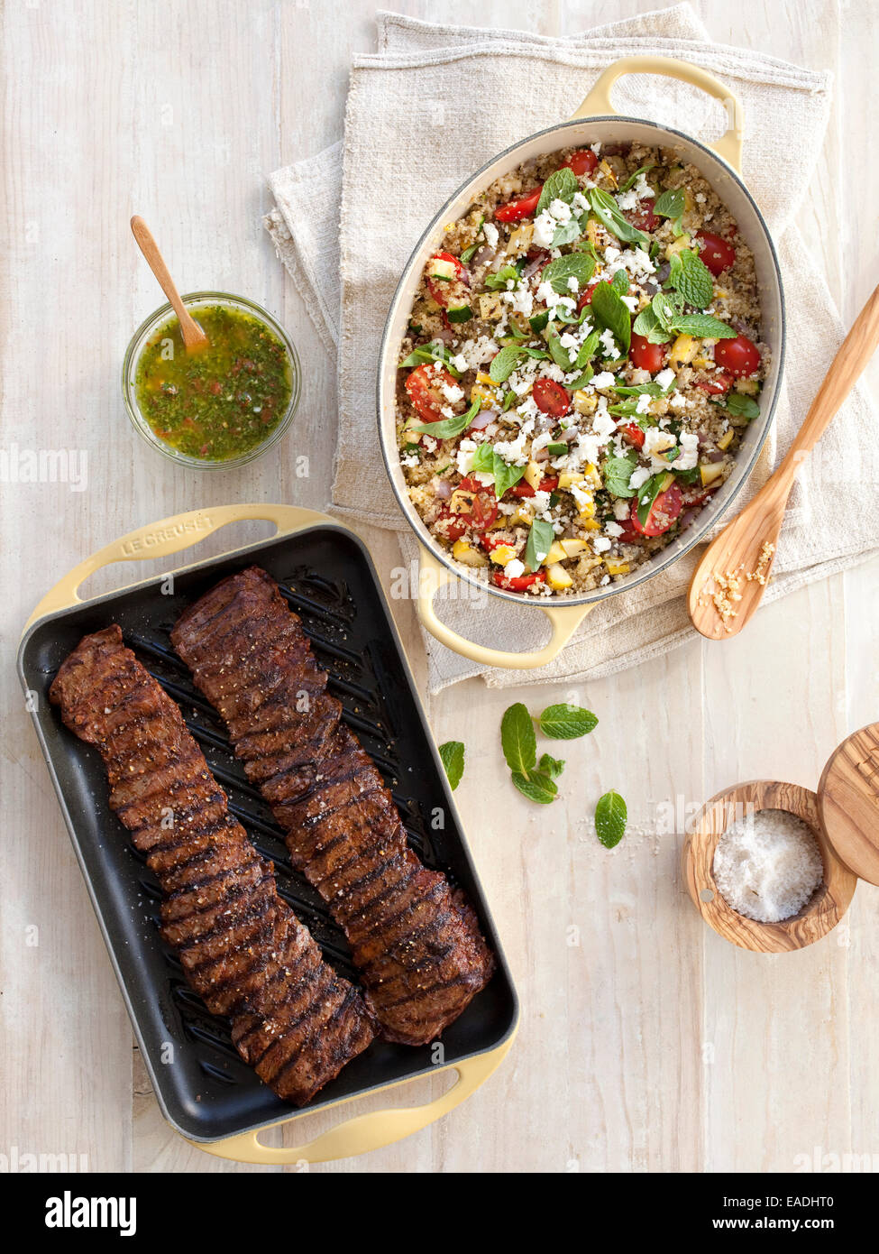 Gegrilltes Steak Rock und Couscous auf Tisch Stockfoto