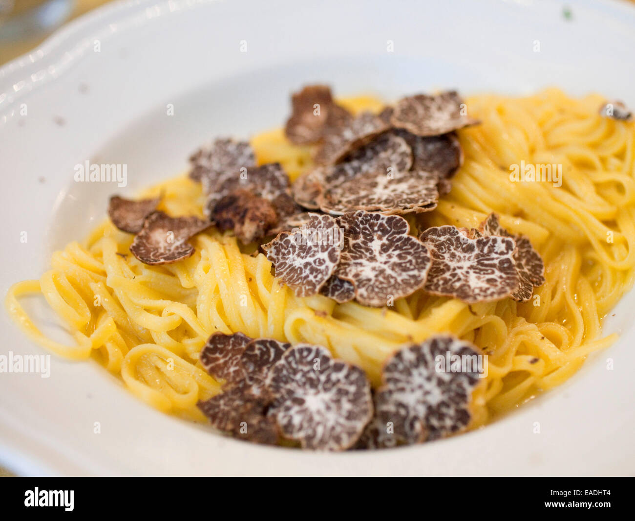 Linguine und schwarzen Trüffeln Stockfoto