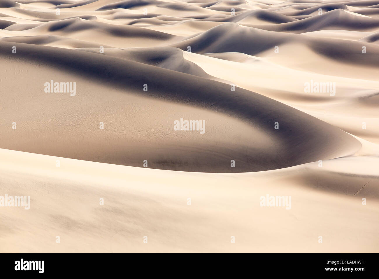 Die Mesquite flache Sanddünen im Death Valley, die den niedrigsten, heißesten und trockensten Ort in den USA, mit einer durchschnittlichen jährlichen rainf Stockfoto