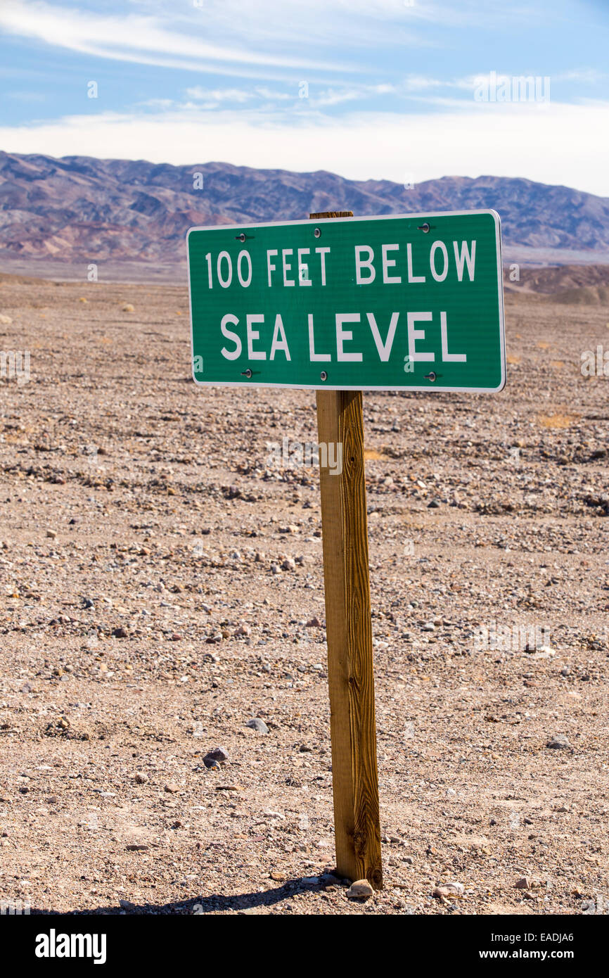 Ein Schild am 100 Fuß unterhalb des Meeresspiegels im Death Valley, die den niedrigsten, heißesten und trockensten Ort in den USA, mit einer durchschnittlichen jährlichen Niederschlagsmenge von etwa 2 Zoll einige Jahre ist, die es nicht überhaupt keinen Regen erhält. Stockfoto