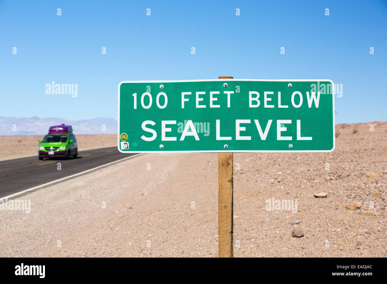 Ein Schild am 100 Fuß unterhalb des Meeresspiegels im Death Valley, die den niedrigsten, heißesten und trockensten Ort in den USA, mit einer durchschnittlichen jährlichen Niederschlagsmenge von etwa 2 Zoll einige Jahre ist, die es nicht überhaupt keinen Regen erhält. Stockfoto
