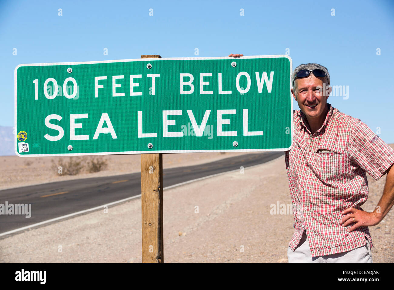 Ein Schild am 100 Fuß unterhalb des Meeresspiegels im Death Valley, die den niedrigsten, heißesten und trockensten Ort in den USA, mit einer durchschnittlichen jährlichen Niederschlagsmenge von etwa 2 Zoll einige Jahre ist, die es nicht überhaupt keinen Regen erhält. Stockfoto
