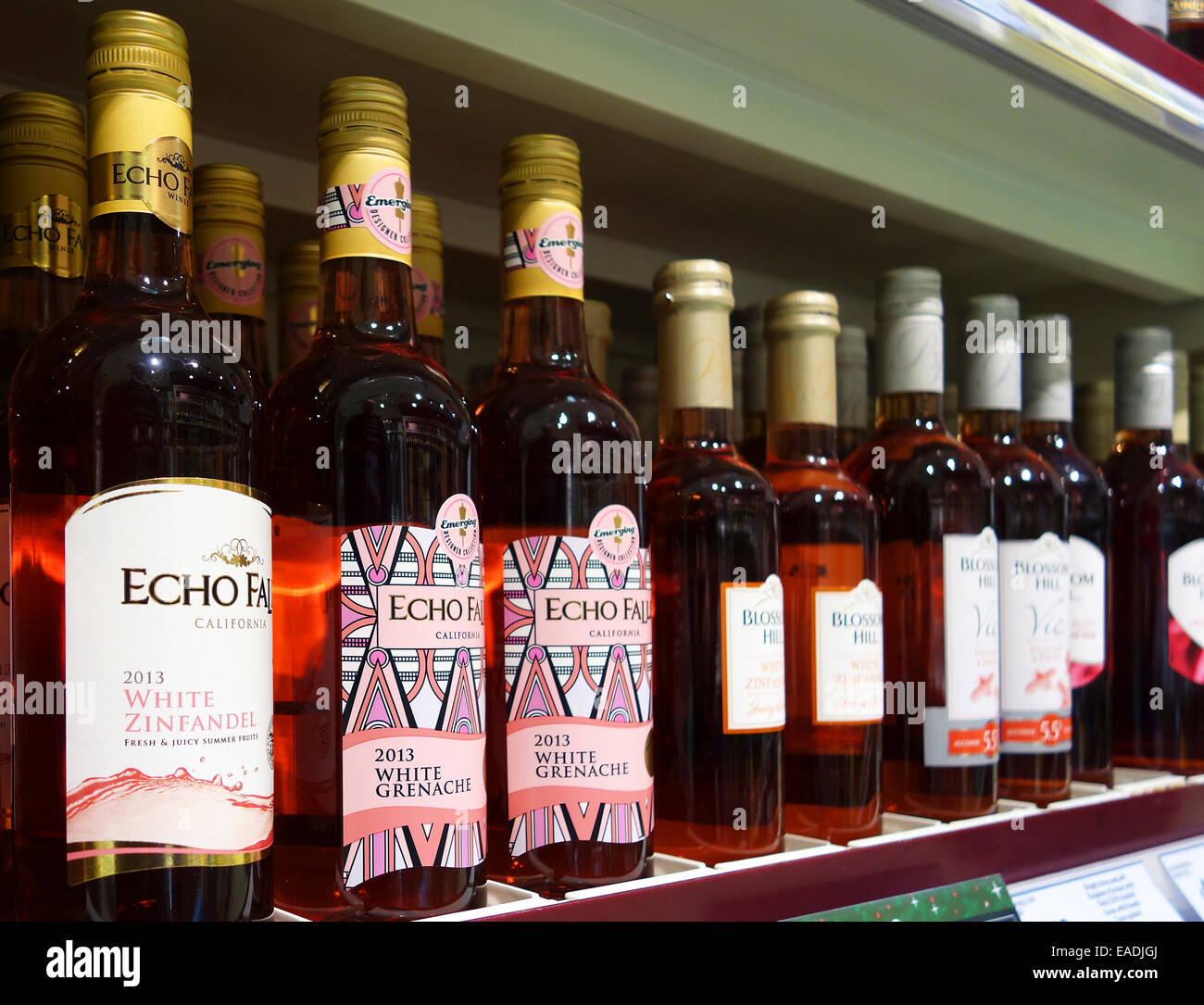 Kalifornische Rosa Weinflaschen in einem uk-Supermarkt Stockfoto