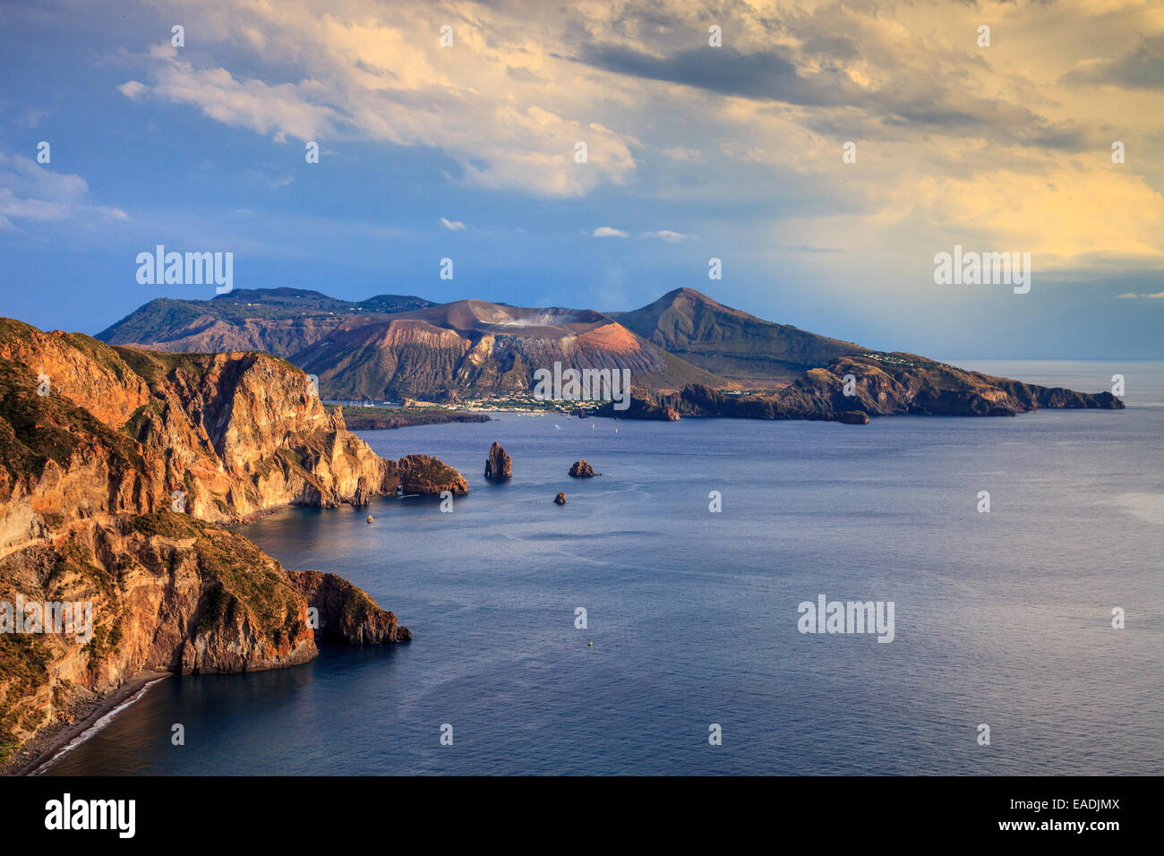 Blick auf Vulcano Insel von Lipari Stockfoto