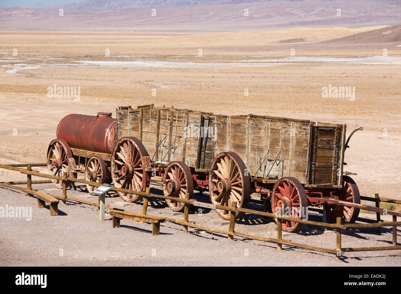Eine alte Wagenzug an der Harmony Borax arbeitet im Death Valley, die den niedrigsten, heißesten und trockensten Ort in den USA, mit einer durchschnittlichen jährlichen Niederschlagsmenge von etwa 2 Zoll einige Jahre ist, die es nicht überhaupt keinen Regen erhält. Stockfoto