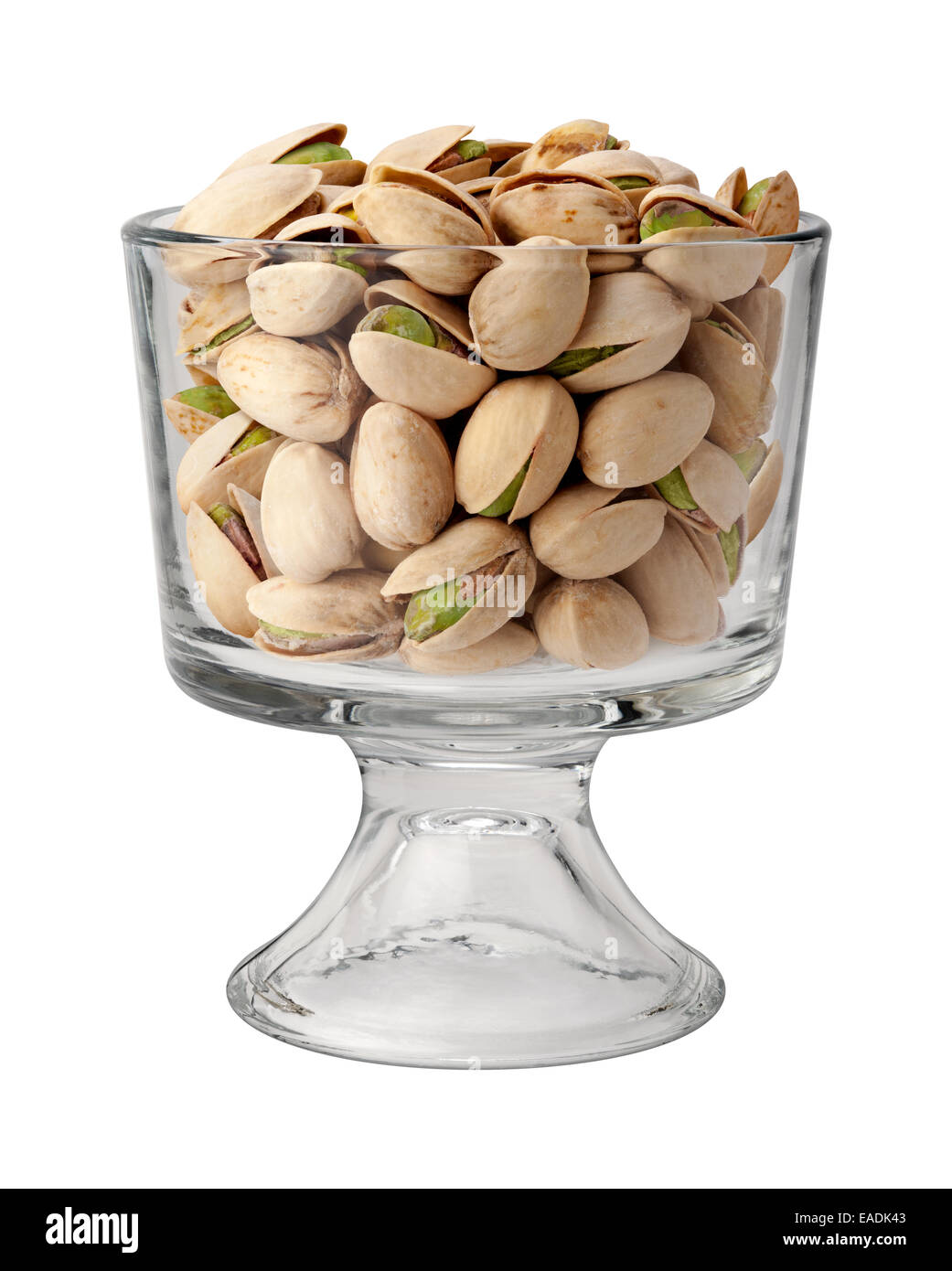Eine Gruppe von grünen Pistazien mit Muscheln in einem Dessert-Glas. Stockfoto