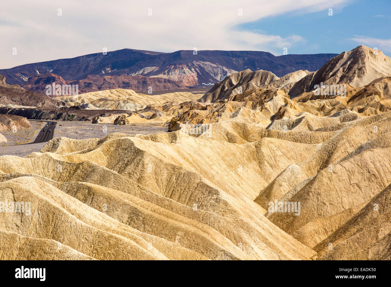 BADLAND Landschaft am Zabriskie Point im Death Valley, die den niedrigsten, heißesten und trockensten Ort in den USA, mit einer durchschnittlichen jährlichen Niederschlagsmenge von etwa 2 Zoll einige Jahre ist, die es nicht überhaupt keinen Regen erhält. Stockfoto