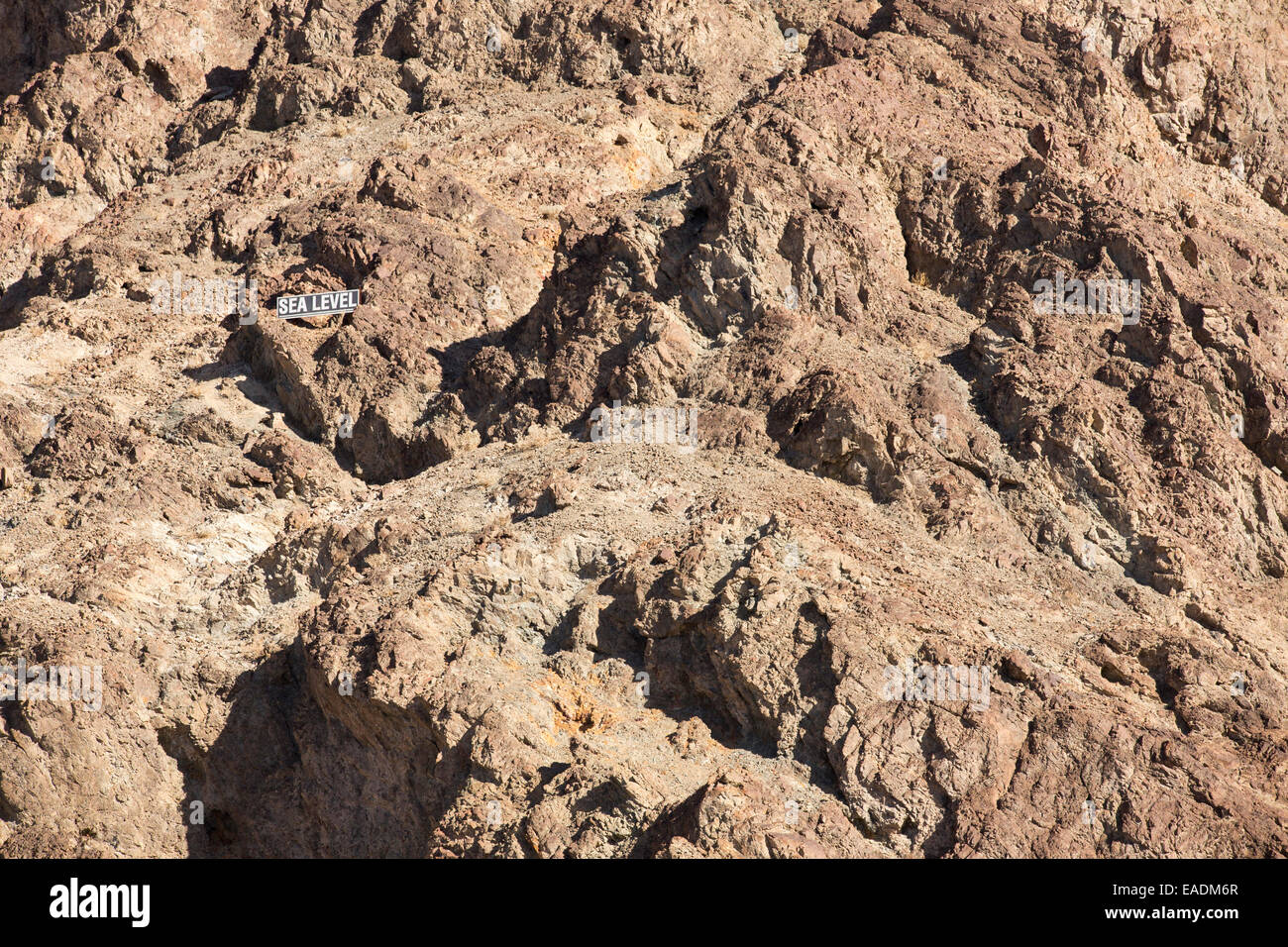 Ein Schild an den Klippen zeigt Meeresspiegel bei Badwater im Death Valley, die den niedrigsten, heißesten und trockensten Ort in den USA, mit einer durchschnittlichen jährlichen Niederschlagsmenge von etwa 2 Zoll einige Jahre überhaupt keine Regen empfangen wird. Stockfoto