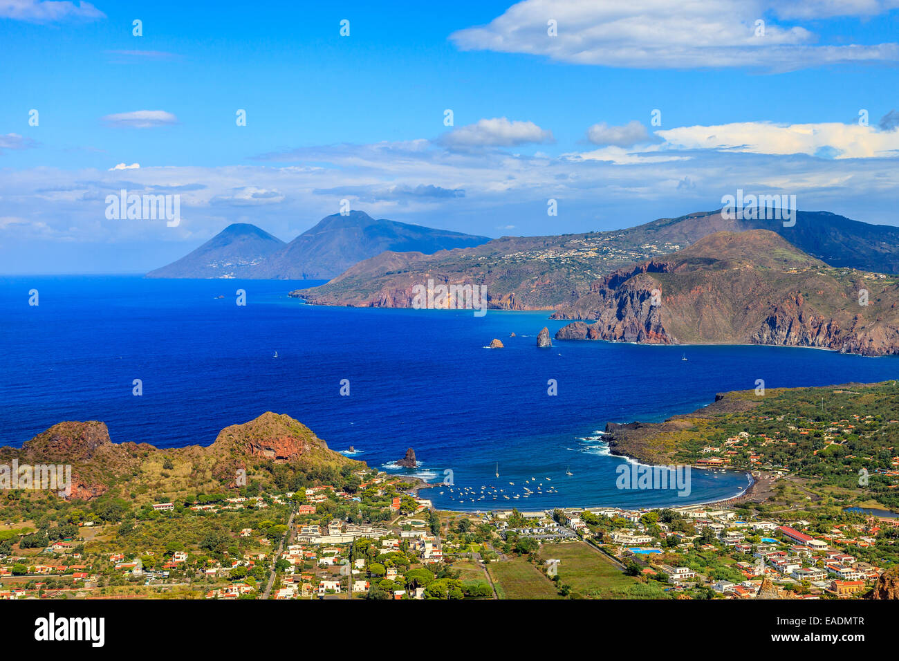 Panoramablick auf die Äolischen Inseln Lipari, Salina von Vulcano Stockfoto