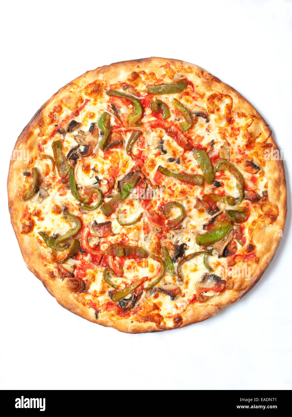 Ganze Käse-Pizza mit Paprika und Zwiebeln Stockfoto