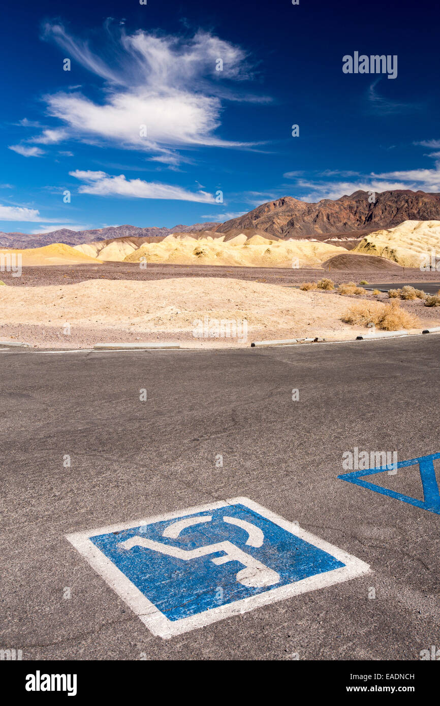 Behinderten-Parkplätze auf der Harmony Borax arbeitet im Death Valley ist der niedrigsten, heißesten und trockensten Ort in den USA, mit einer durchschnittlichen jährlichen Niederschlagsmenge von etwa 2 Zoll einige Jahre überhaupt keine Regen empfangen wird. Stockfoto