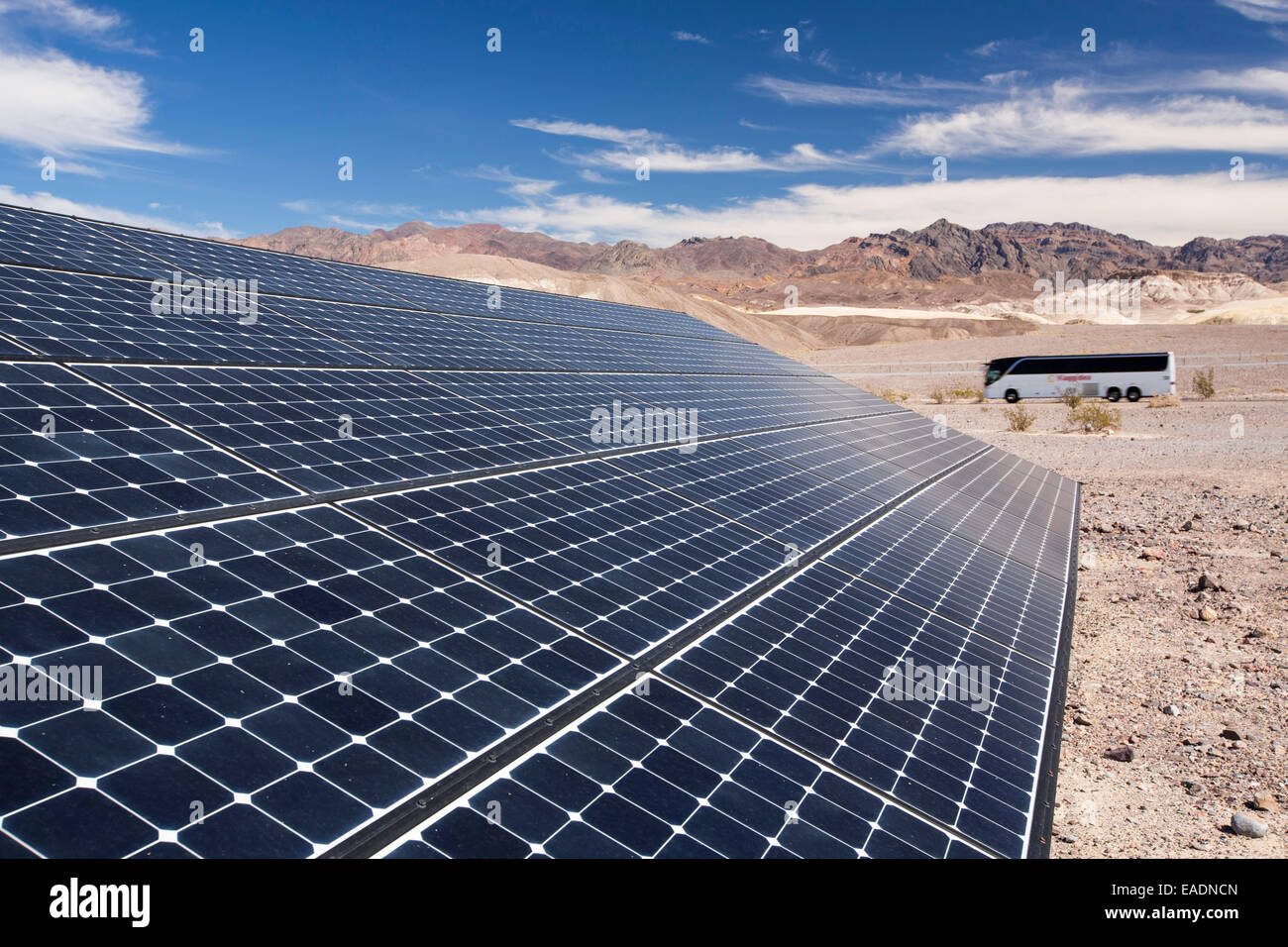 Sonnenkollektoren im Besucherzentrum Furnace Creek im Death Valley. Death Valley ist der niedrigsten, heißesten und trockensten Ort in den USA, Stockfoto