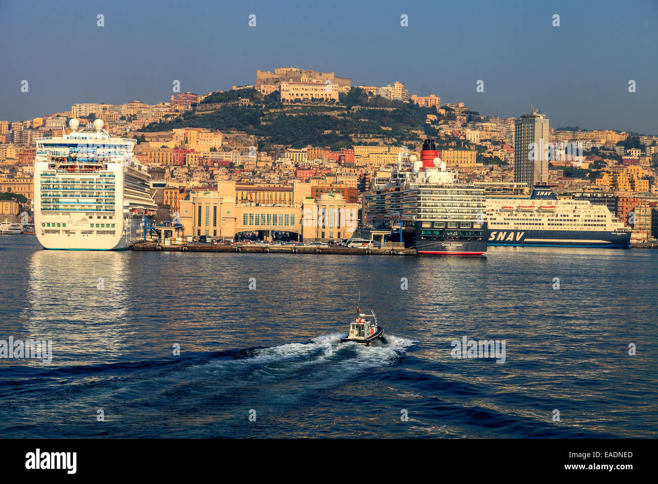 Kreuzfahrtschiffe im Hafen von Neapel Stockfoto