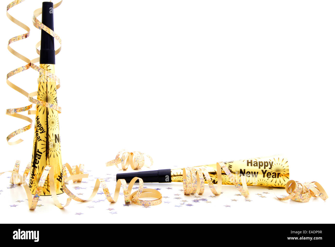 New Years Eve Party Krachmacher Grenze mit Konfetti und Luftschlangen auf einem weißen Hintergrund Stockfoto