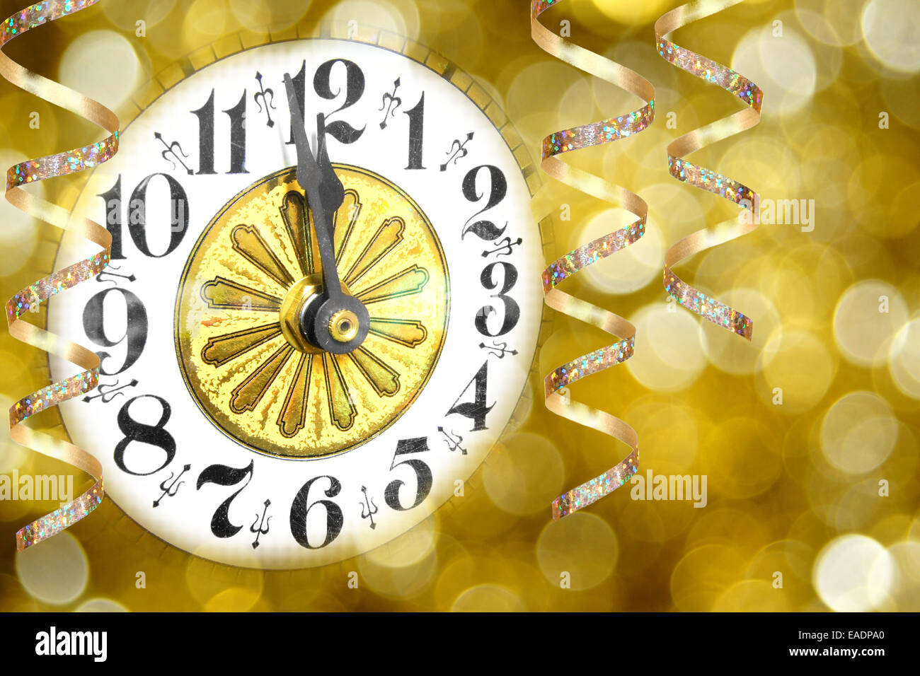 Silvesterparty mit Luftschlangen und abstrakte hellen Hintergrund Uhr Stockfoto
