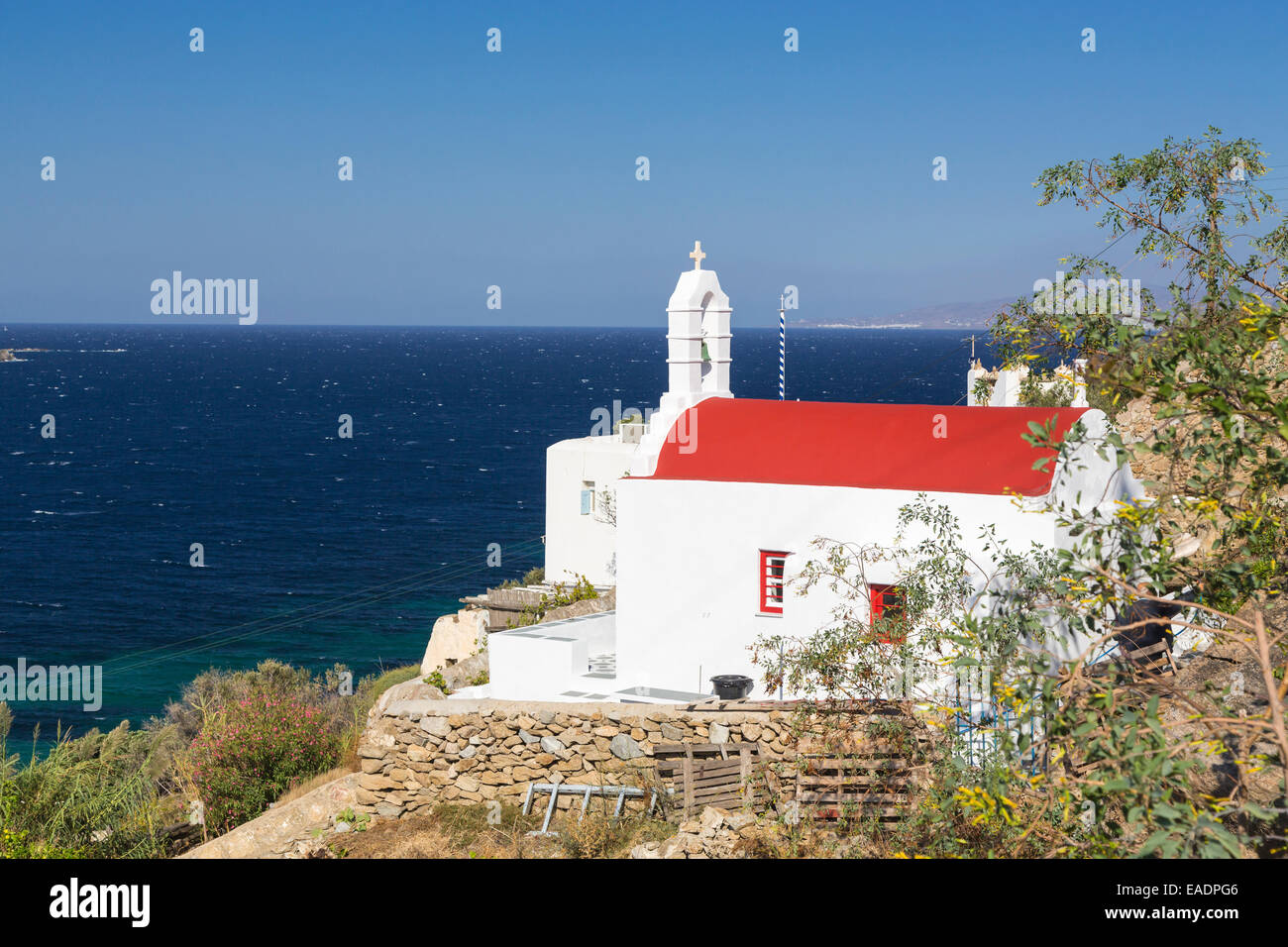 Eine kleine rote überdachte Kirche in Chora auf der griechischen Insel Mykonos, Kykladen, Griechenland, Europa. Stockfoto