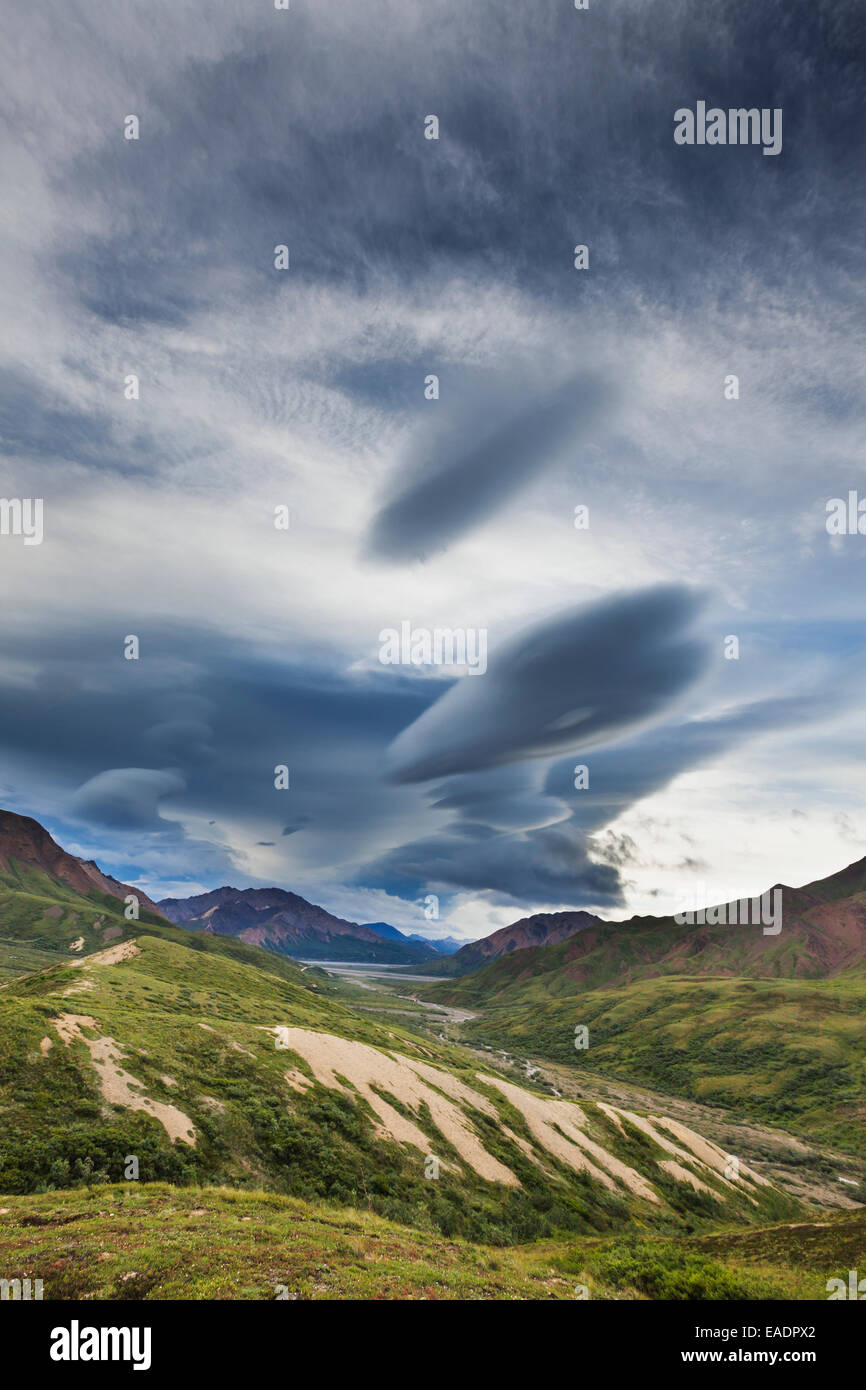 Straße, Polychrome Pass, Denali Np, bizarren Wolken Stockfoto