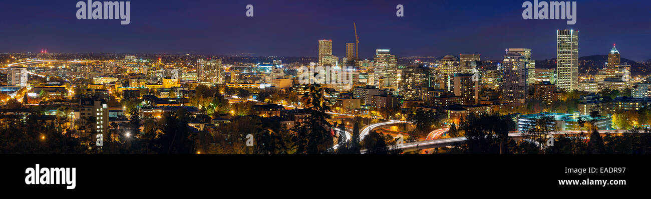 Portland Oregon Innenstadt Stadtbild und Autobahn am Abend blaue Stunde Panorama Stockfoto