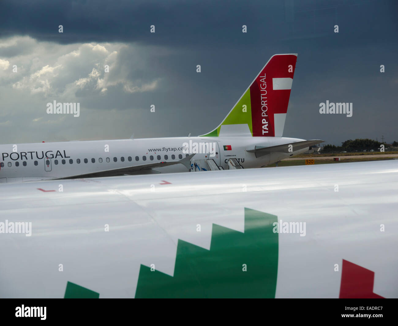Portugiesische Fluggesellschaft TAP Flugzeug auf der Landebahn Sá Carneiro Flughafen in Porto, Portugal Stockfoto