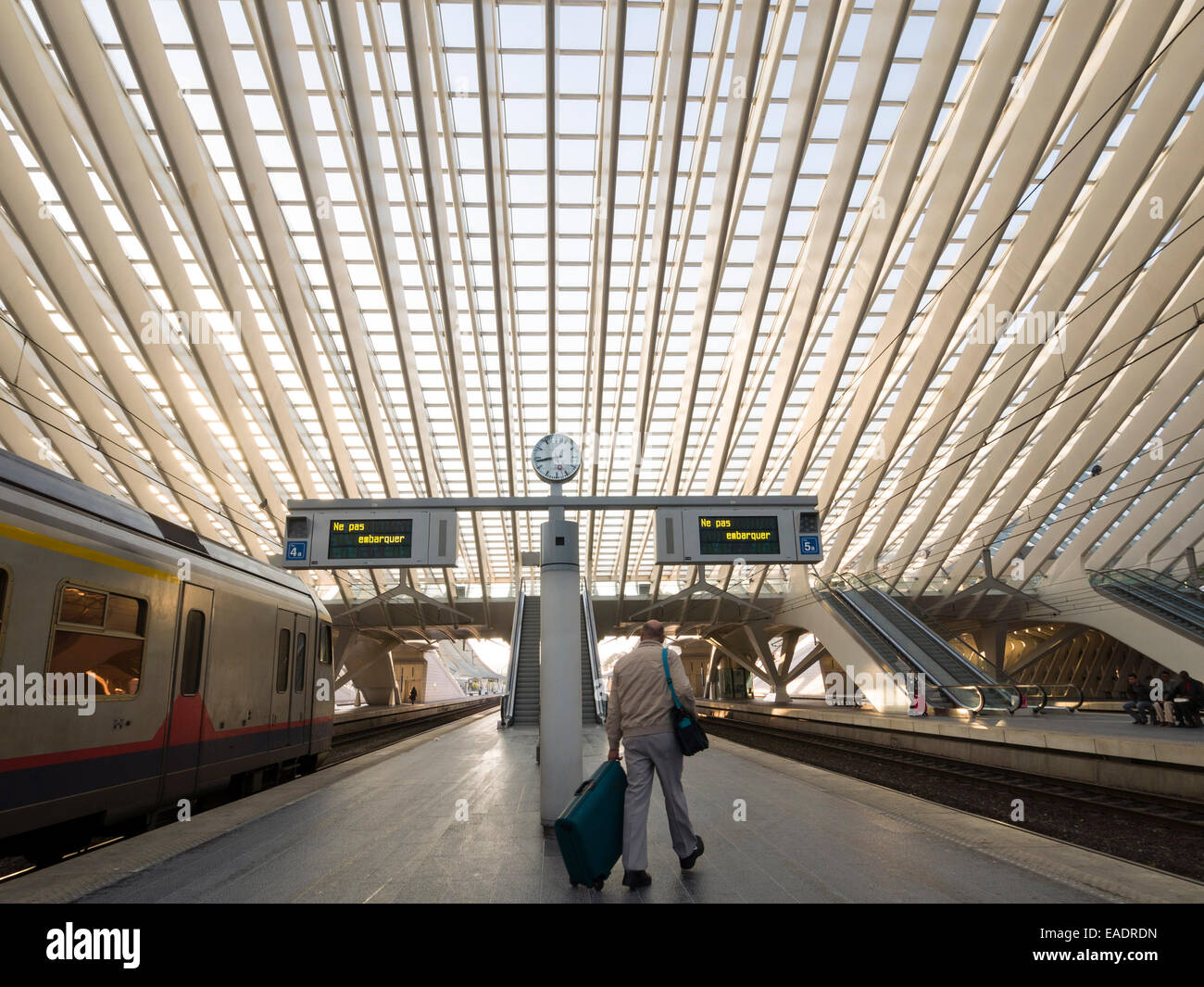 Passagier mit Koffer auf der Plattform des Bahnhof Liège-Guillemins vom Architekten Santiago Calatrava, Lüttich, Belgien Stockfoto