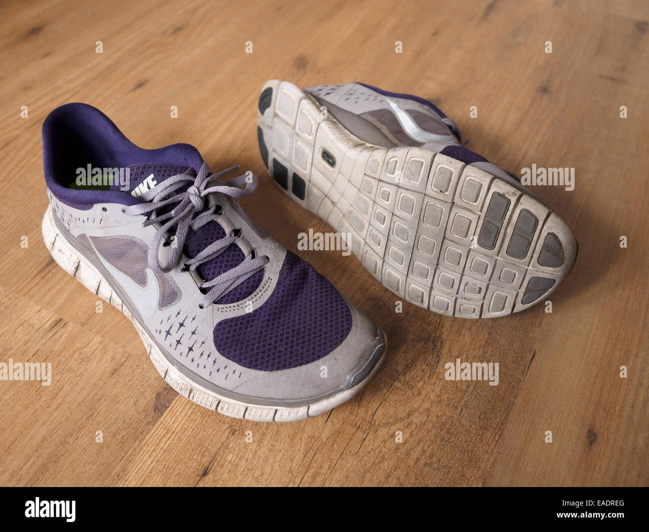 Alten Nike Free Run grau und lila training Schuhe Stockfotografie - Alamy