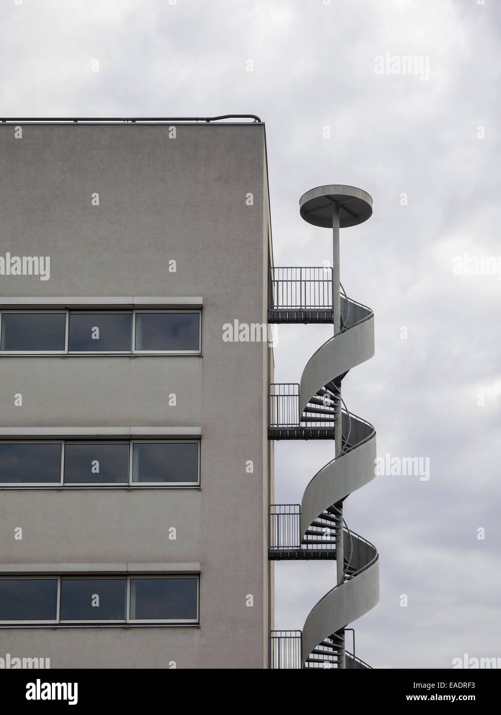 Modernes Gebäude mit Außenbereich Feuerleiter Treppen Stockfoto