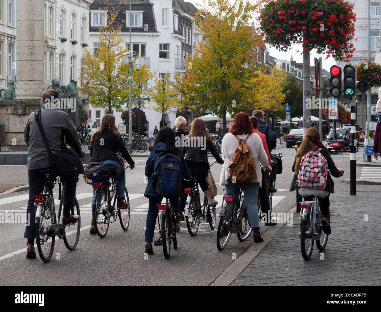 Radfahrer, die warten auf grünes Licht an einer roten Ampel in Maastricht, Niederlande, Europa Stockfoto