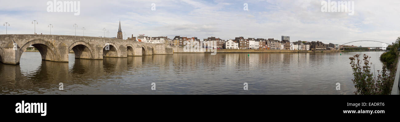 Panoramablick auf Sint Servaas Brücke über die Maas in Maastricht, Niederlande, Europa Stockfoto