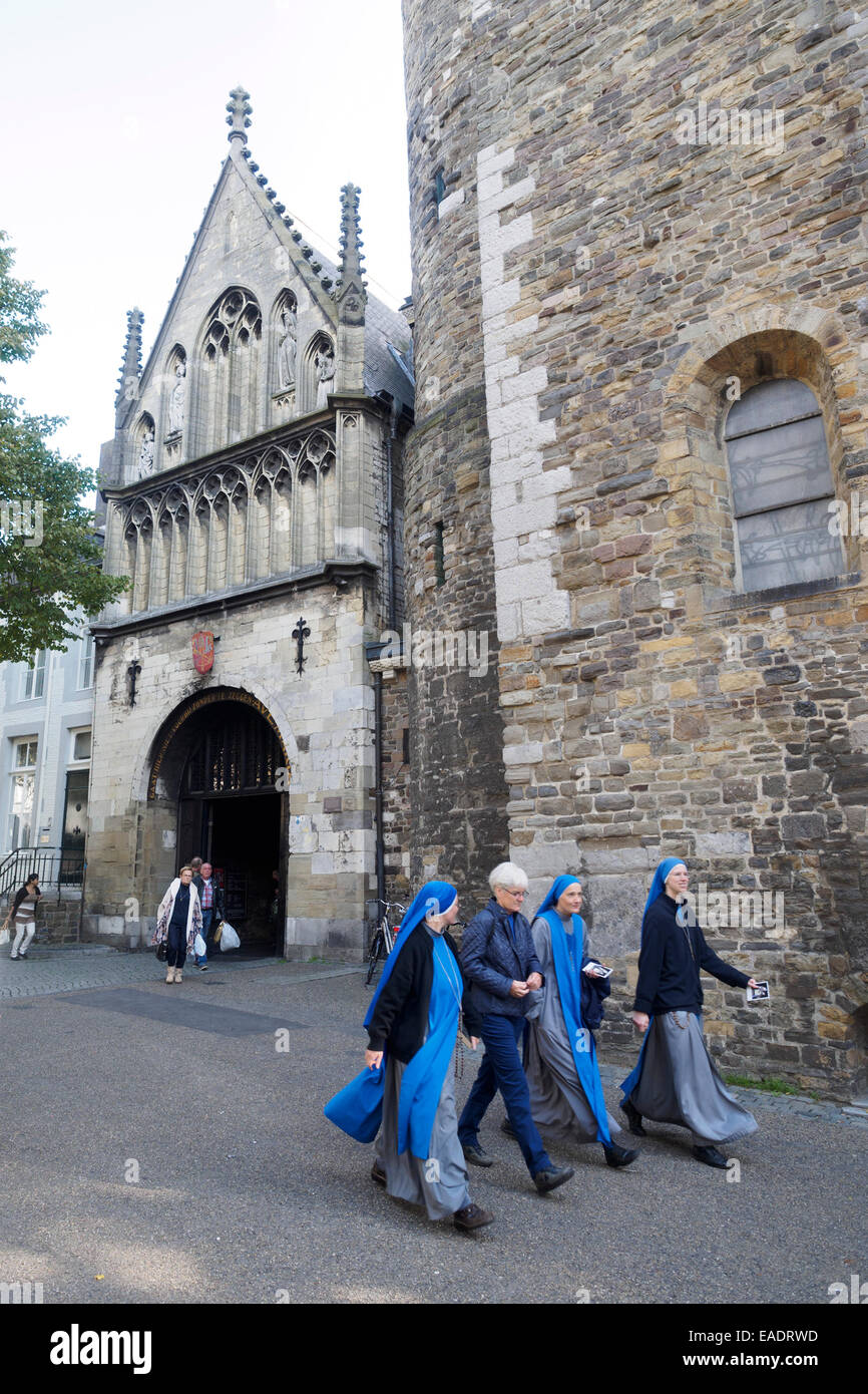 Nonnen gehen nebeneinander vor der Basilika der Muttergottes-Kirche in Maastricht, Niederlande, Europa Stockfoto