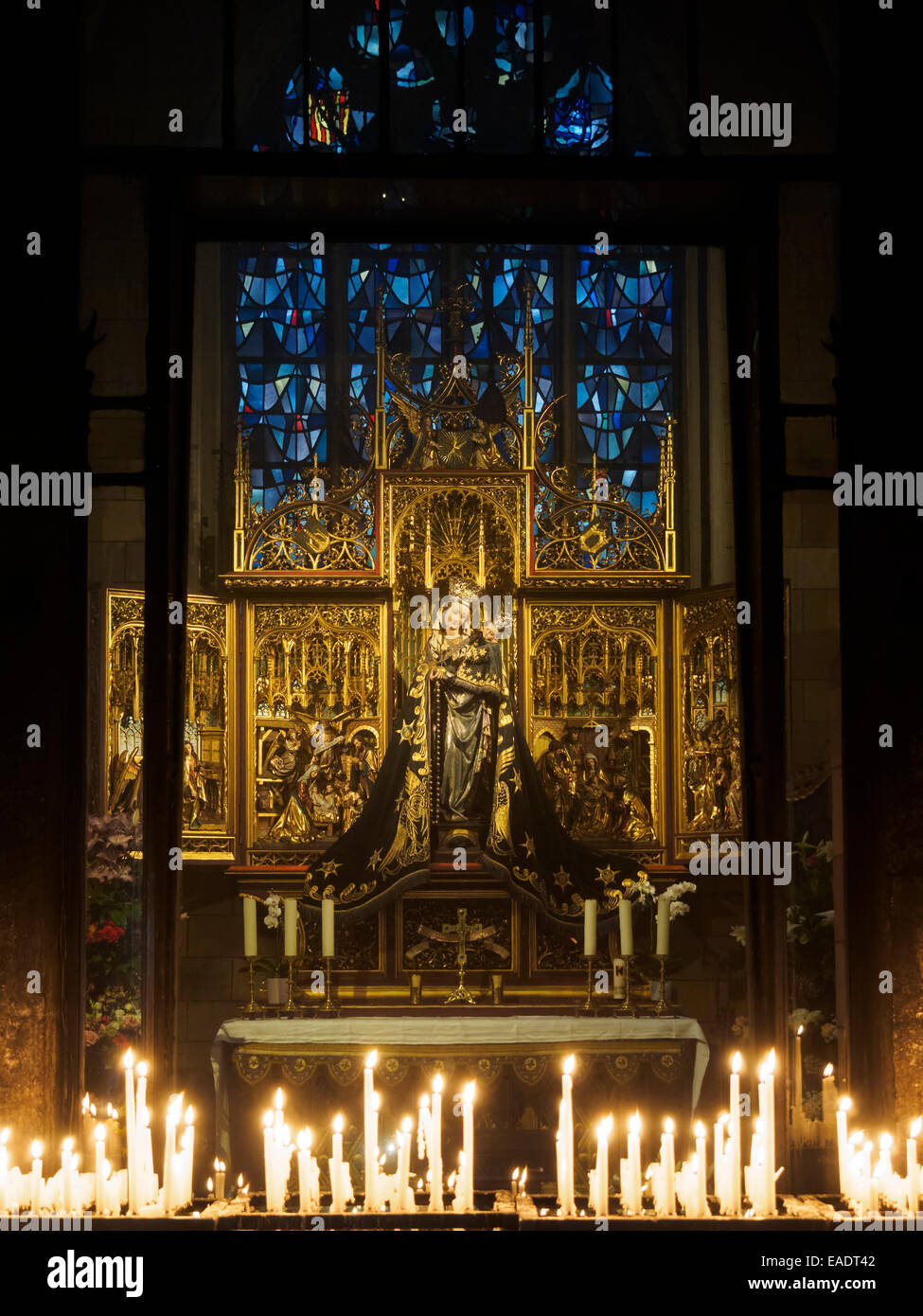 Maria, Stern des Meeres, Statue und Altar im Inneren der Basilika Notre-Dame in Maastricht, Niederlande, Europa Stockfoto