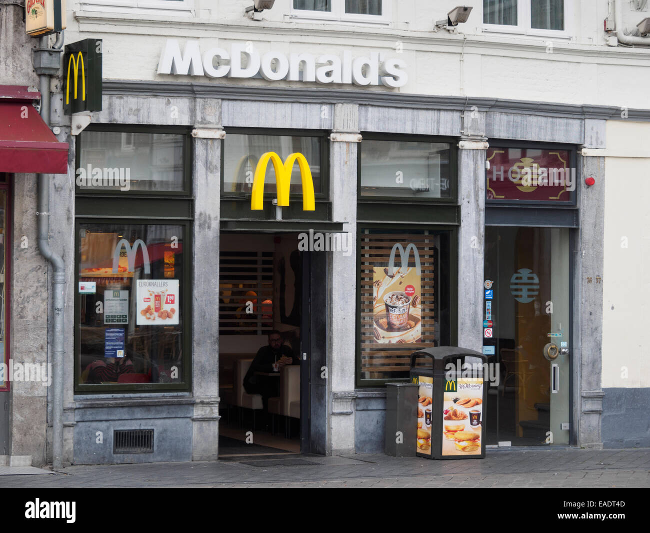 Außenansicht des McDonald's-Restaurant befindet sich in Maastricht, Niederlande, Europa Stockfoto
