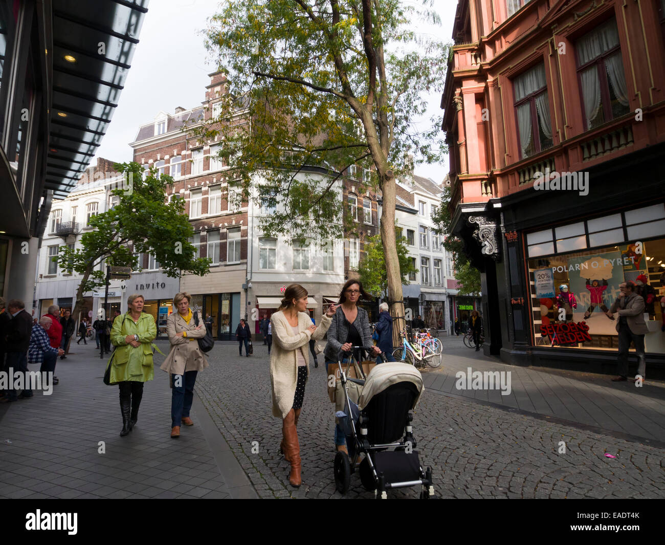 Frau schieben Kinderwagen und eine Straße in Maastricht, Niederlande, Europa Stockfoto