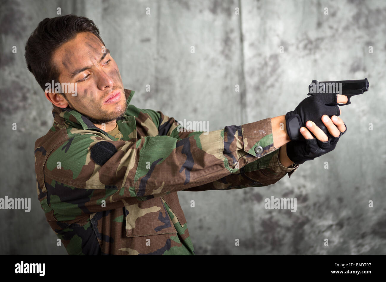 Soldat Militar Latin Mann mit einer Pistole Stockfoto