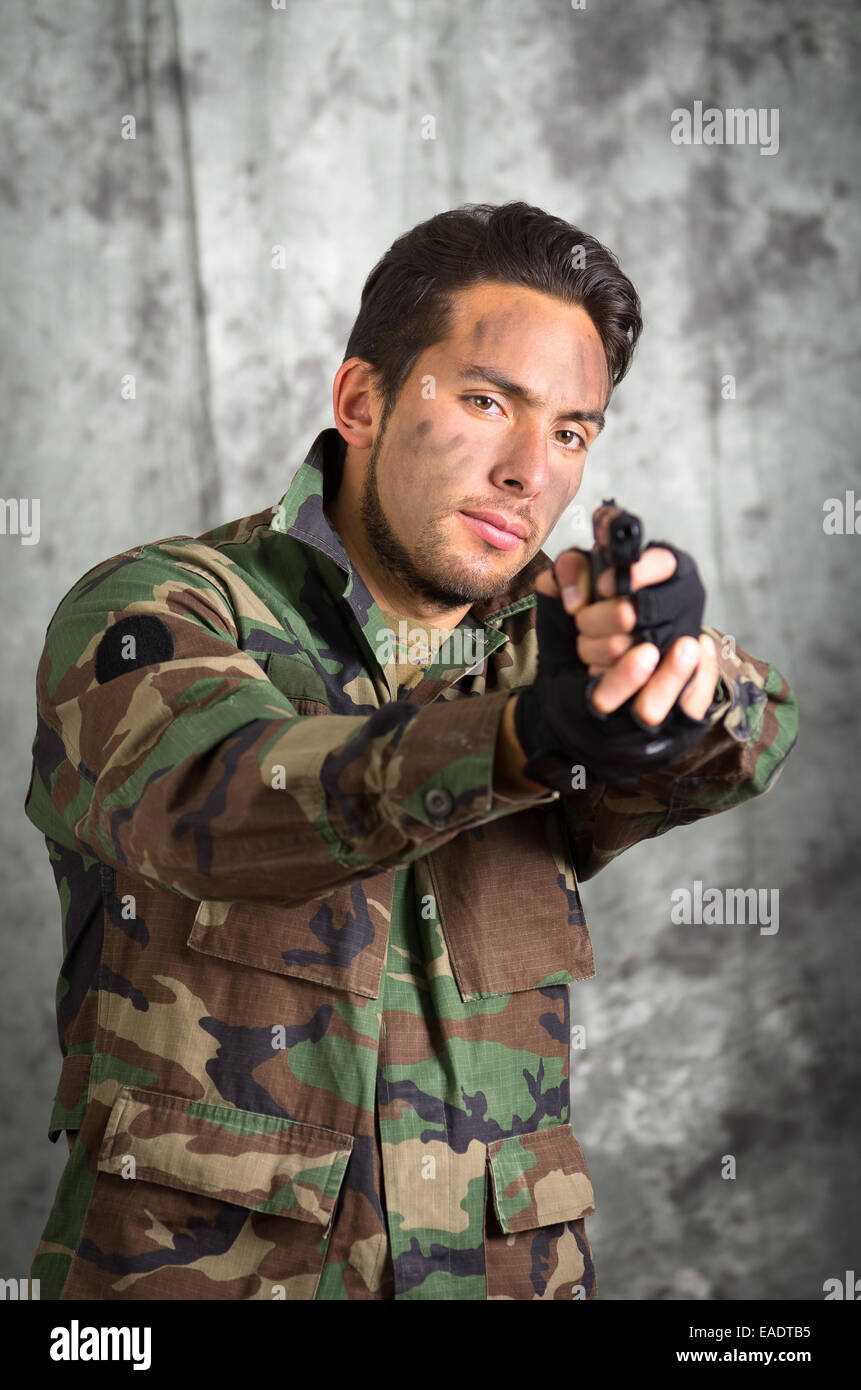 Soldat Militar Latin Mann mit einer Pistole Stockfoto