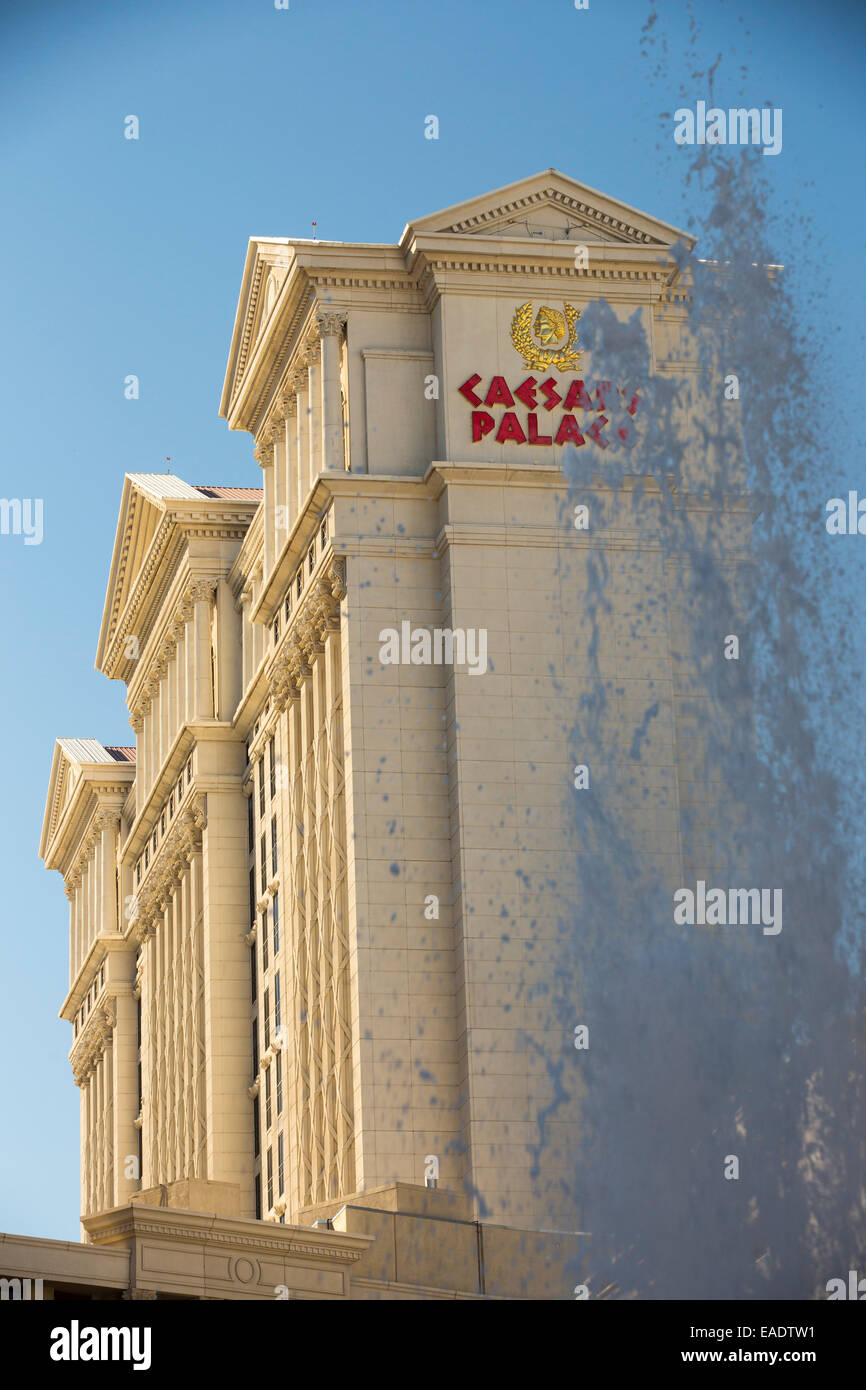 Caesars Palace in Las Vegas, Nevada, USA, wohl am meisten unhaltbar Stadt der Welt, nutzt es Unmengen von Wasser mitten in der Wüste und große Mengen an Energie an das macht verschwenderischsten der Städte. Stockfoto