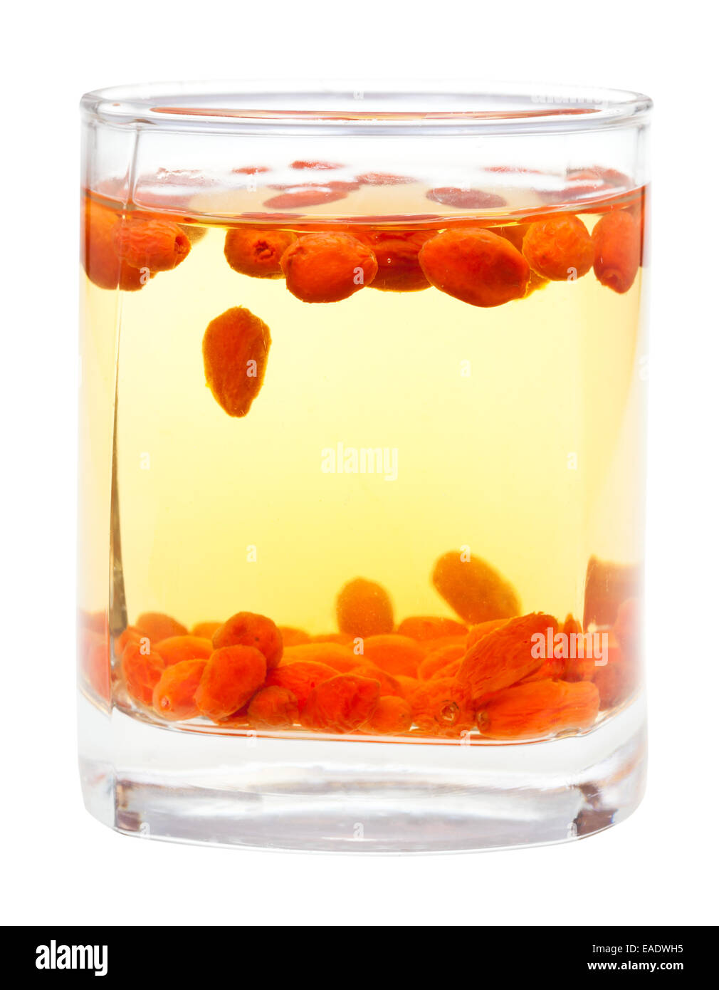 Vorbereitung der Goji-Beere Tinktur - Ansicht Seitenscheiben mit Goji Beeren Infusion isoliert auf weißem Hintergrund Stockfoto