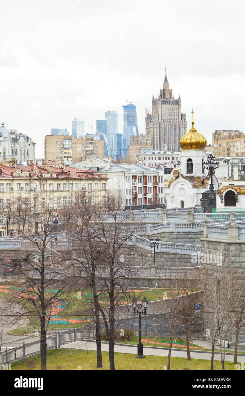 Moskau-Stadtansicht mit Kirche, Moscow City und Kudrinskaya Square-Hochhaus in Herbsttag Stockfoto