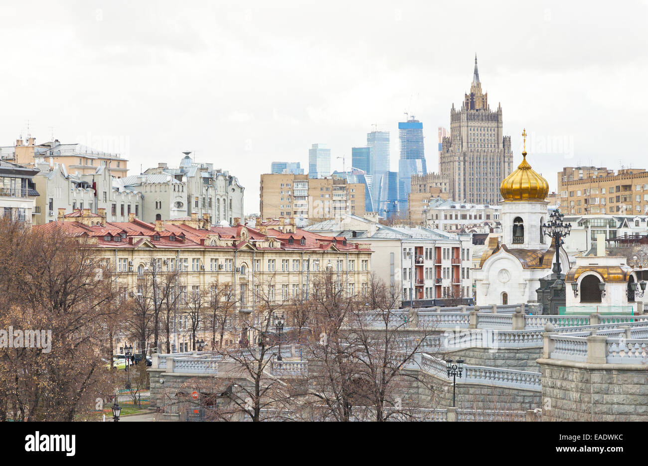 Skyline von Moskau mit Kathedrale, Moskau und Kudrinskaya Square-Hochhaus in Herbsttag Stockfoto