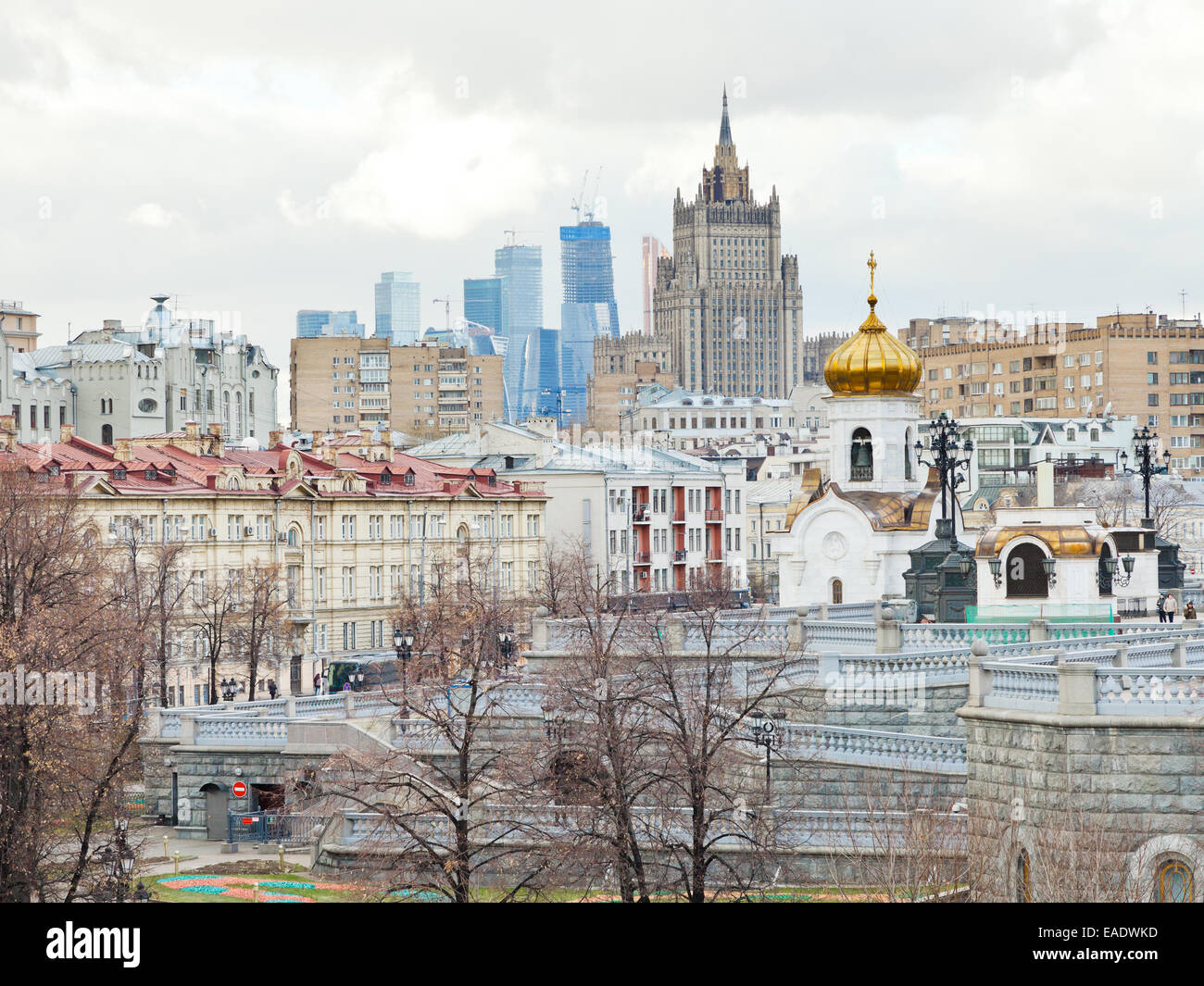 Moskauer Stadtbild Wih Kathedrale, Moskau und Kudrinskaya Square-Hochhaus in Herbsttag Stockfoto